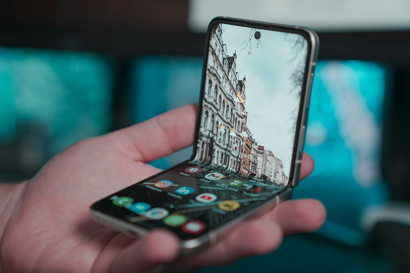 Foldable phone - Samsung Galaxy Z Flip 3